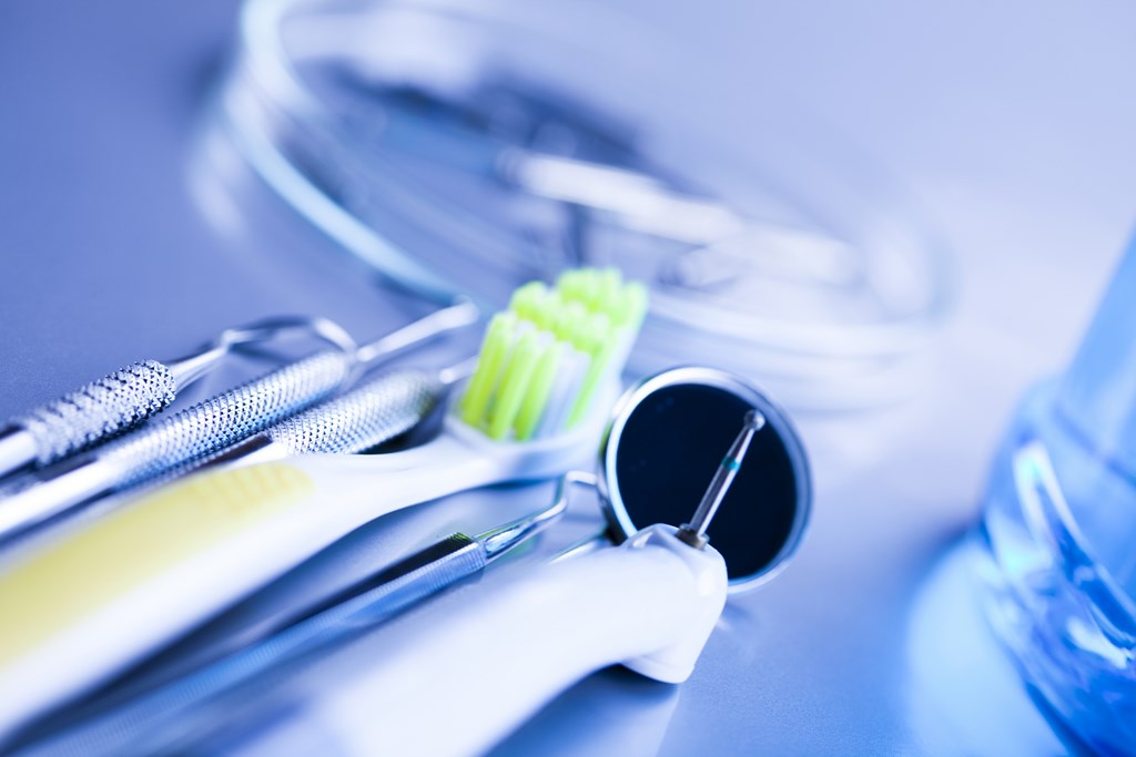 Die professionelle Zahnreinigung einmal im Jahr durch den Zahnarzt dient der Vorsorge zur Zahngesundheit.